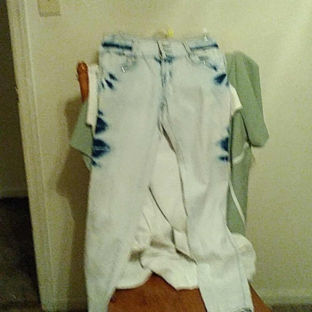 Size 6 on the color is white and blue name tush push Jean